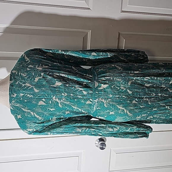 BOOHOO, Long lovely robe or street wear.‎ Green/blue. Size medium. - Picture 6 of 12
